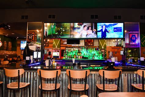 lucky's bar & grill.